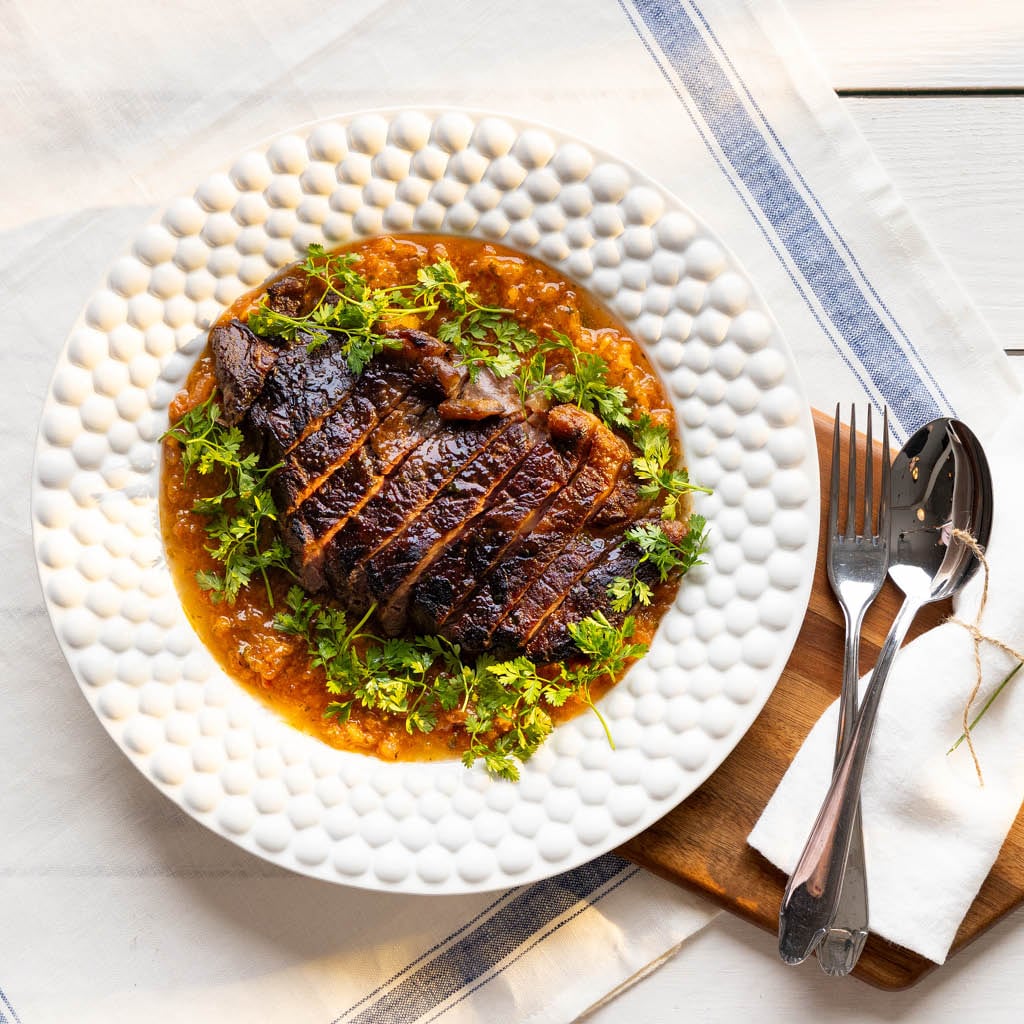 Grillad biff med salsa på riven tomat Grillad biff med salsa på riven tomat